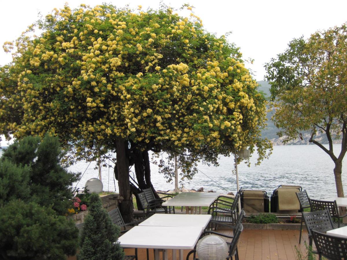 Piccolo Hotel Direkt Am See Brenzone sul Garda Exterior photo