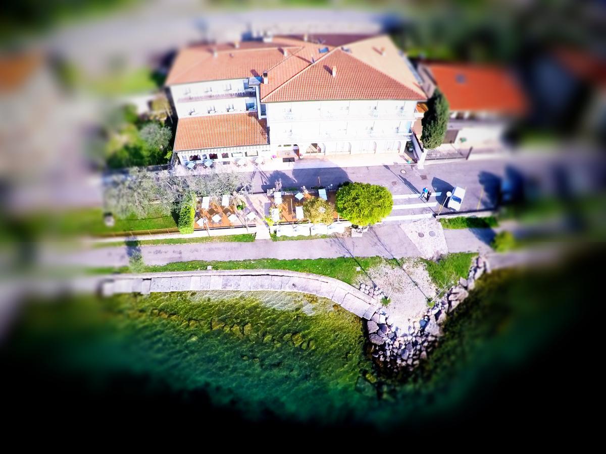 Piccolo Hotel Direkt Am See Brenzone sul Garda Exterior photo