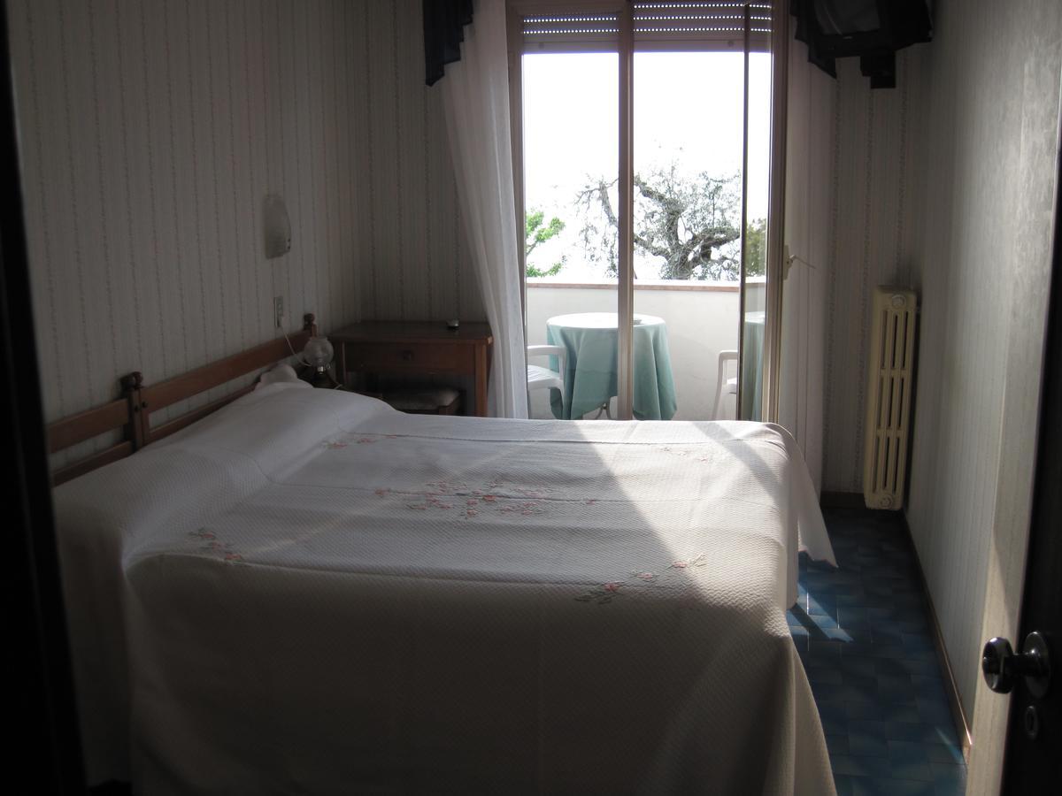 Piccolo Hotel Direkt Am See Brenzone sul Garda Exterior photo