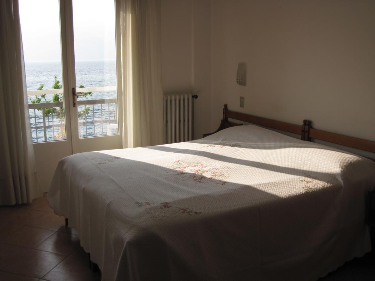 Piccolo Hotel Direkt Am See Brenzone sul Garda Exterior photo