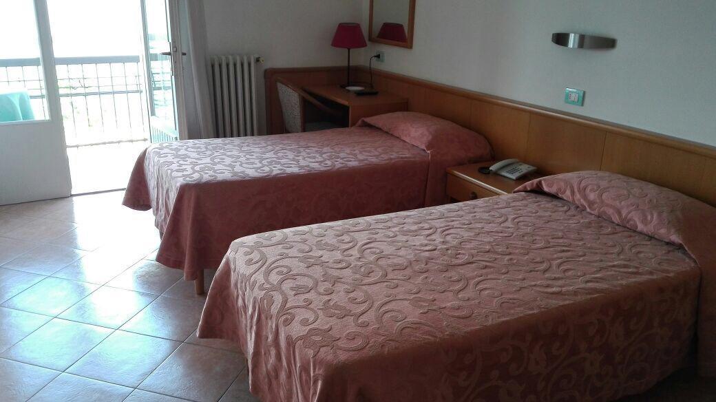 Piccolo Hotel Direkt Am See Brenzone sul Garda Exterior photo