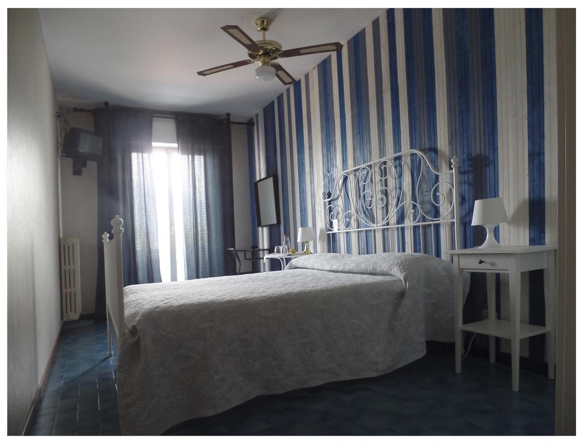 Piccolo Hotel Direkt Am See Brenzone sul Garda Exterior photo