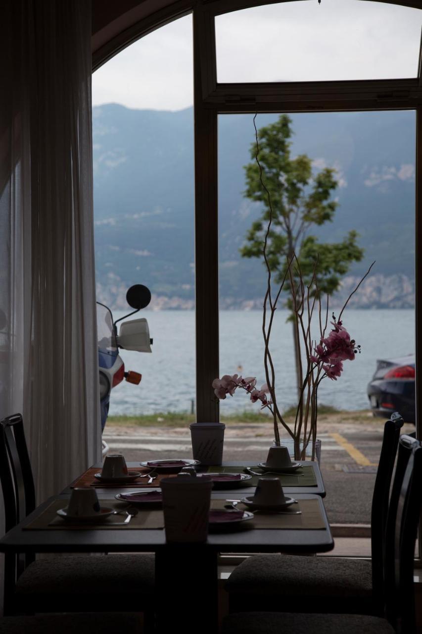 Piccolo Hotel Direkt Am See Brenzone sul Garda Exterior photo