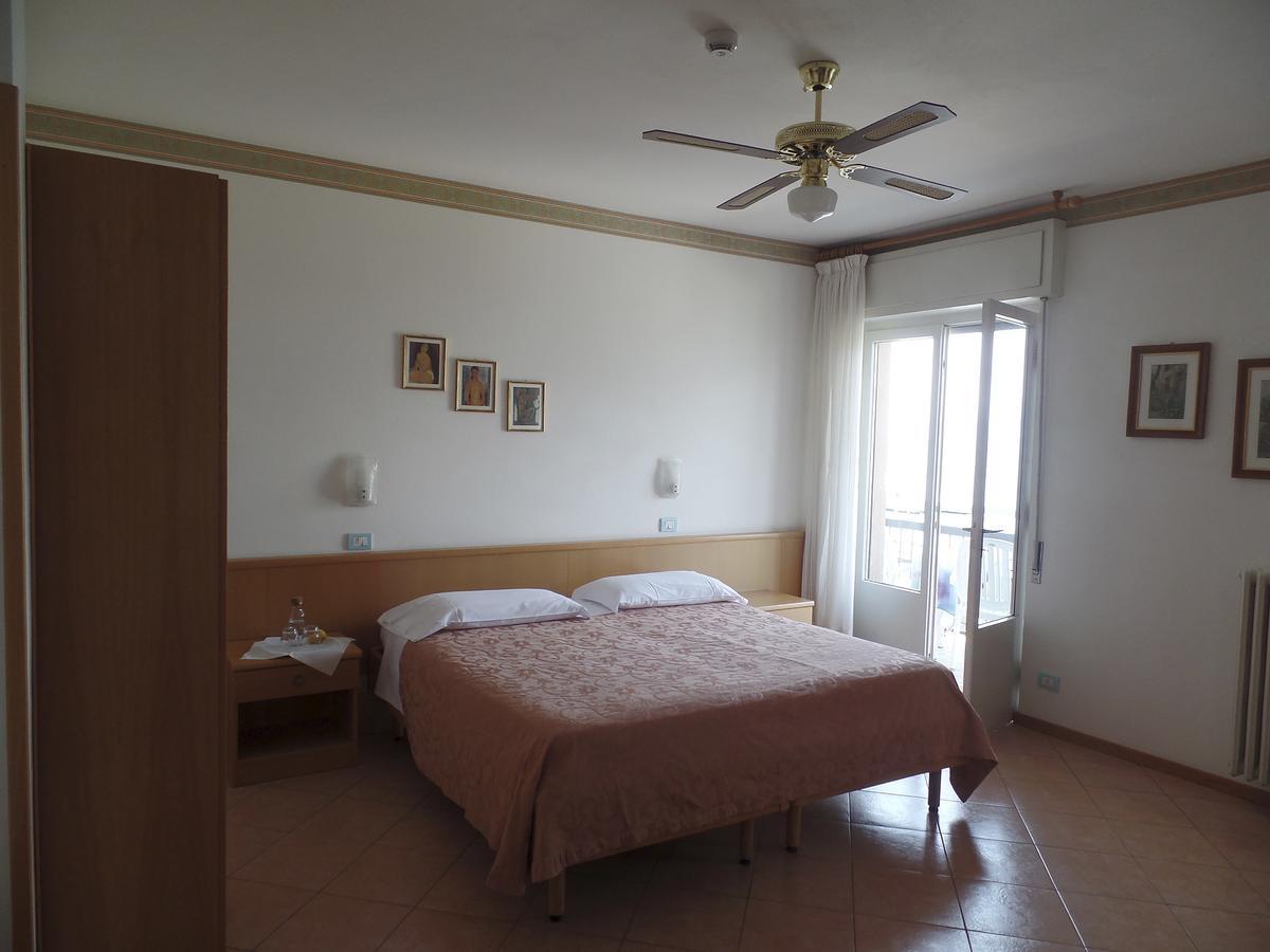 Piccolo Hotel Direkt Am See Brenzone sul Garda Exterior photo