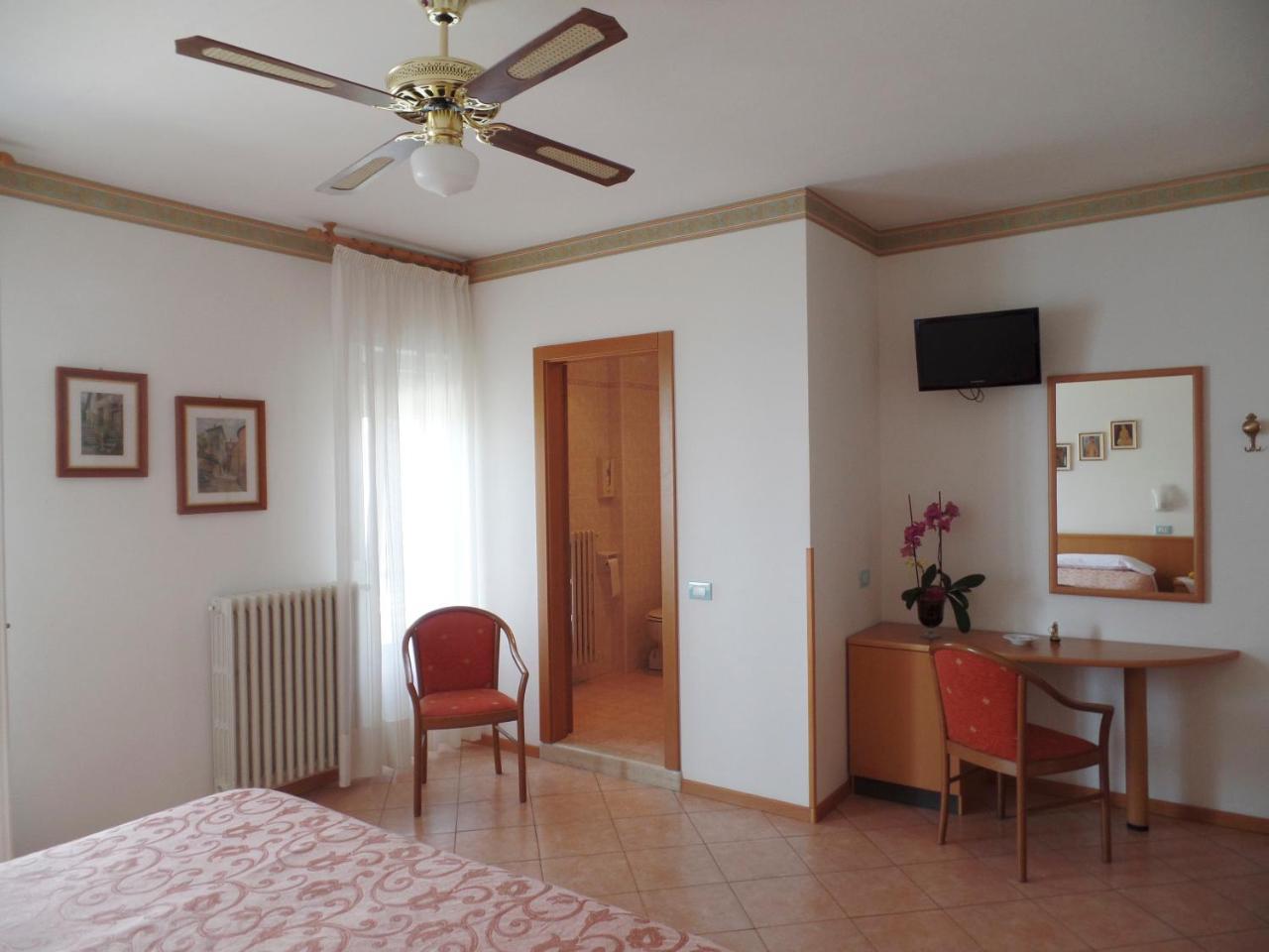 Piccolo Hotel Direkt Am See Brenzone sul Garda Exterior photo